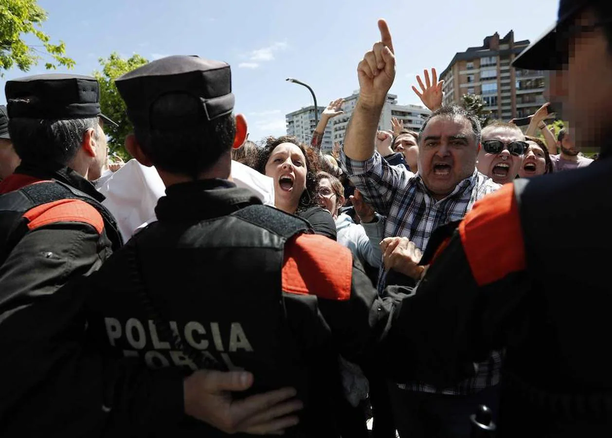 La plaza situada ante el Palacio de Justicia de Pamplona ha sido escenario de momentos de gran tensión cuando los cientos de manifestantes que están expresando su indignación por el fallo judicial de La Manada han hecho retroceder al cordón policial que protege la entrada. 
