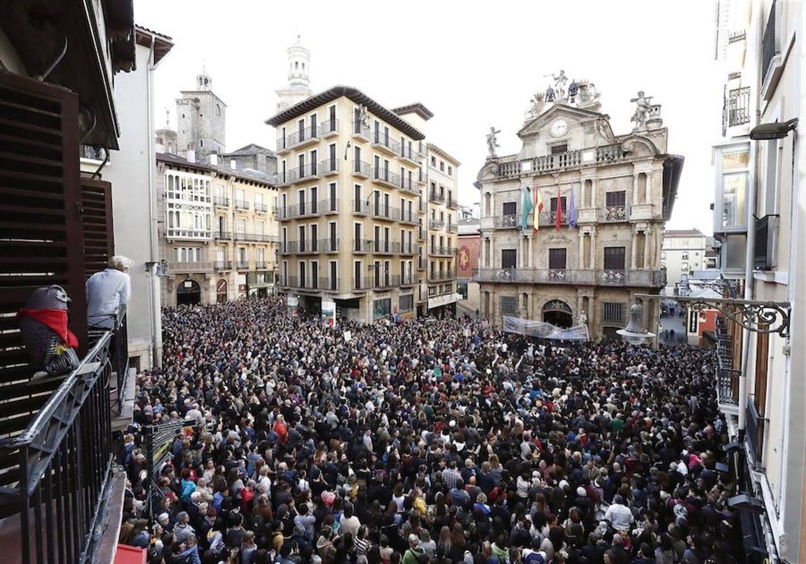 Miles de personas se concentran en la Plaza Consistorial de Pamplona, uno de los escenarios que en los Sanfermines 2016 evidenció el rechazo a las agresiones sexistas, y que esta tarde se ha vuelto a llenar para reflejar el malestar por la sentencia que condena a los miembros de «La Manada» a nueve años de cárcel por abusos sexuales y no por violación.. 