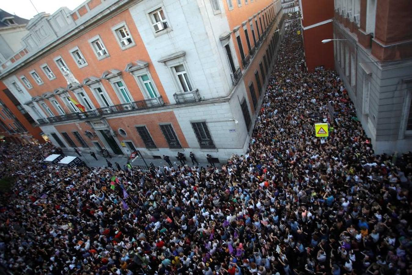 Miles de personas asisten a la concentración convocada por colectivos feministas esta tarde frente al Ministerio de Justicia, en Madrid.. 