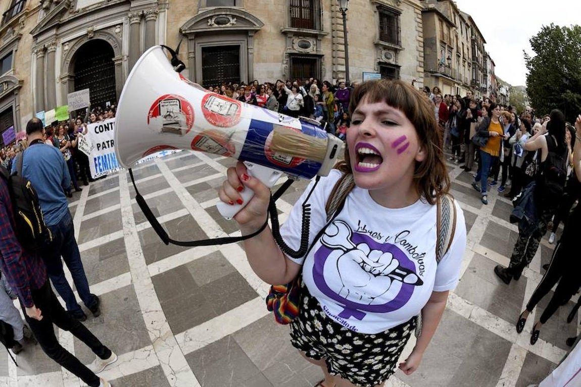Varios centenares de personas permanecen concentradas ante las puertas del TSJA en Granada.. 