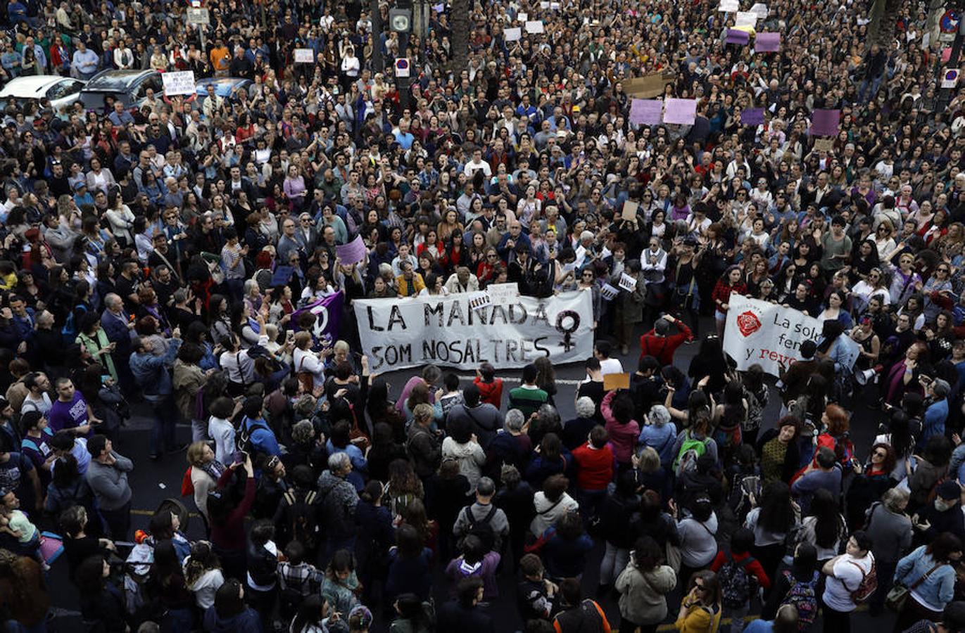 Más de un millar de personas se manifietan ante el Ayuntamiento de Valencia.. 