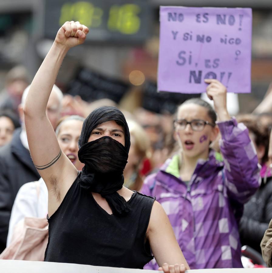 Miles de personas se han concentrado en Bilbao para protestar contra la sentencia a «La Manada».. 
