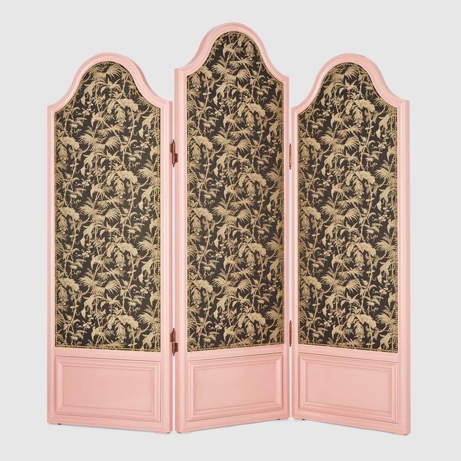 Para madres interioristas. Esta primavera se llevan los colores pastel y los motivos vegetales. Además, el minimalismo parece irse para no volver, por eso este biombo de Gucci es una apuesta perfecta para esas madres a las que les gusta que su casa esté siempre perfecta. Precio: 24.000 euros