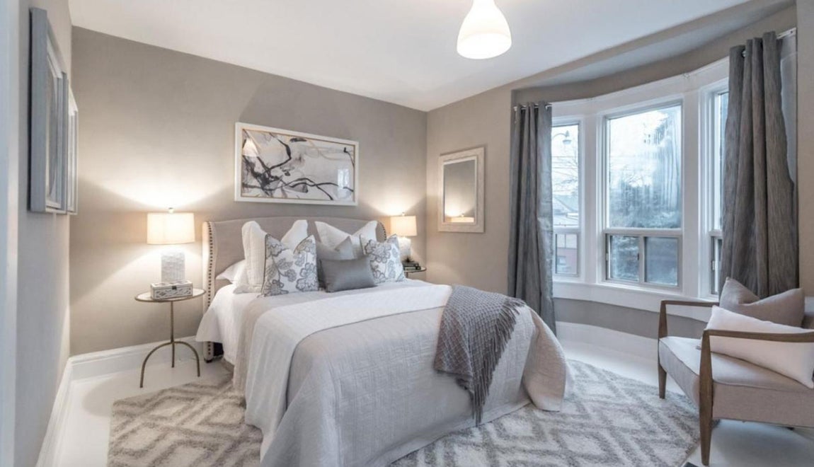 Dormitorio de invitados. El dormitorio de invitados es espacioso y tiene una decoración muy coqueta. La inmobiliaria se niega a dar tanto cifra exacta de la venta como el nombre del nuevo propietario