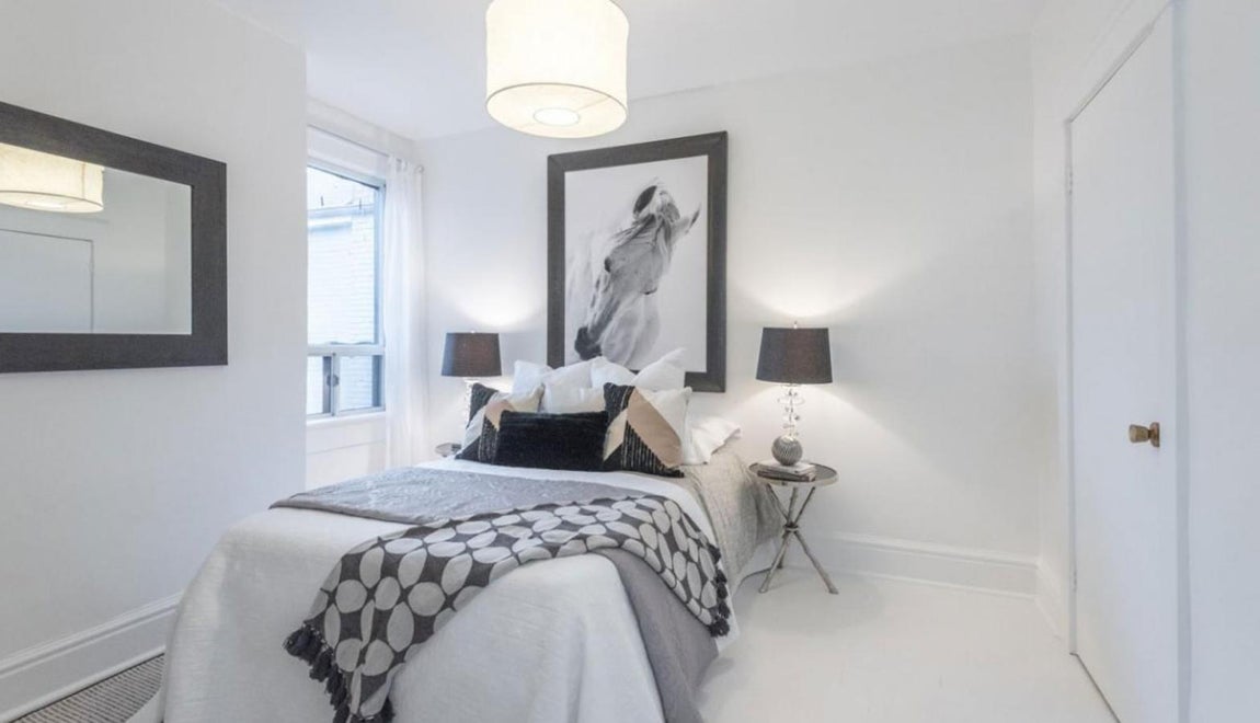 Dormitorio de invitados. Al finalizar la séptima temporada de Suits, la actriz recogió sus pertenencias y abandonó el piso arrendado elevando con su experiencia su valor inicial