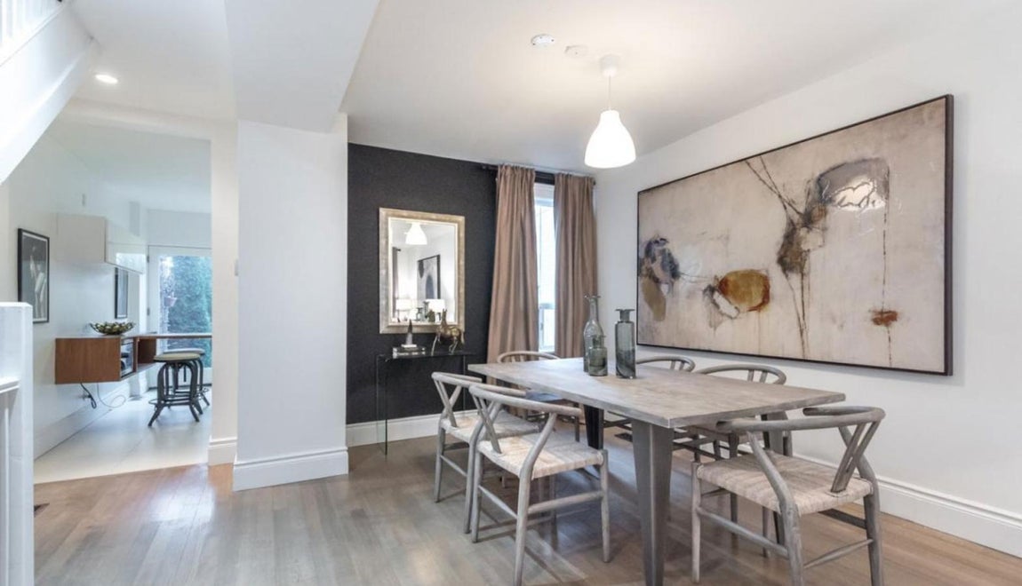 Comedor. La vivienda tiene un salón muy espacioso que comunica con un amplio comedor. La línea decorativa que sigue no desentona con el resto de la casa: pavimento en madera y paredes blancas