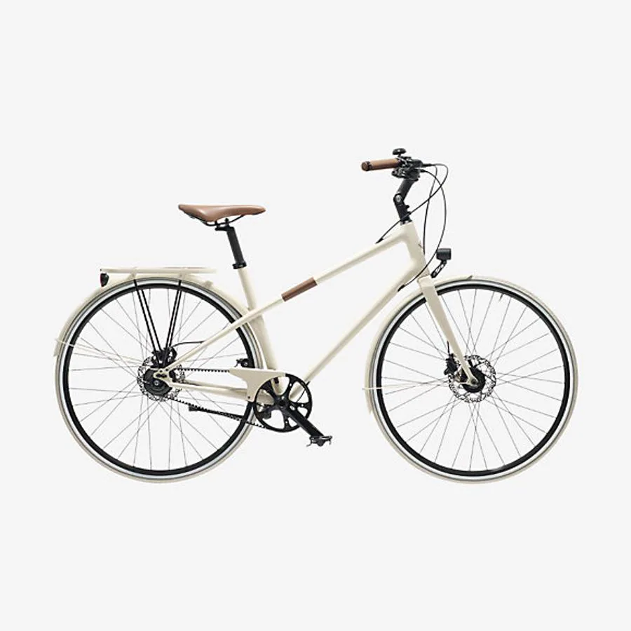 Para las madres ciclistas. La bicicleta Le Flâneur de Hermès pone el broche de lujo a los paseos de los domingos. Es extremadamente ligera, de carbono, color blanco de España, forro en piel de becerro y tiene 8 velocidades. Precio: 9.150