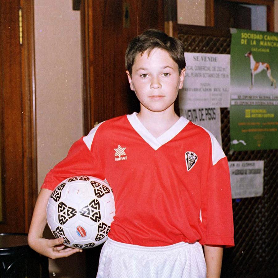 Primeros pasos en el Albacete. Foto tomada en casa del jugador antes de llegar a la masía. Así fueron sus primeros pasos como futbolista