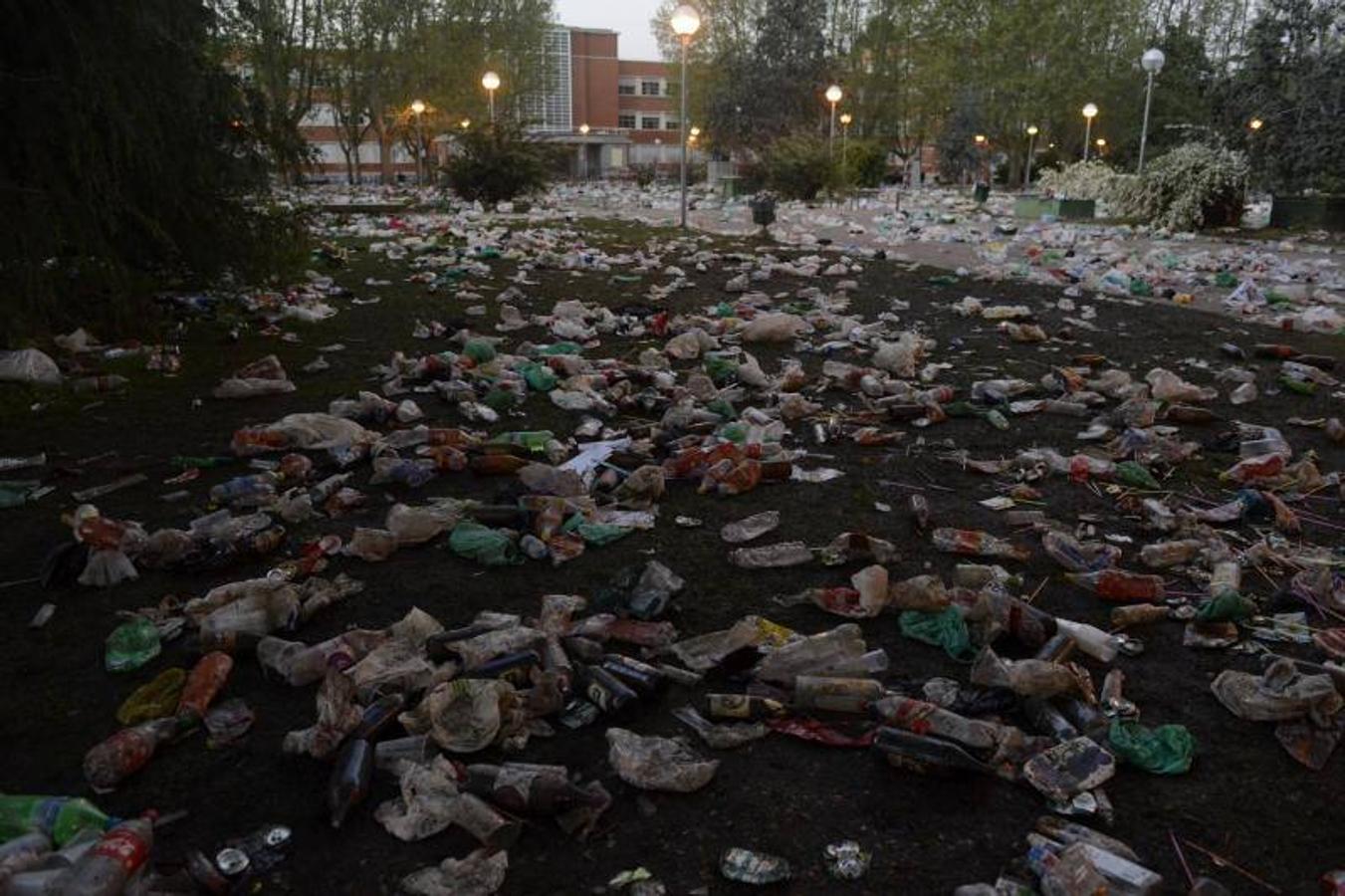 2. Estado en el que ha amanecido esta mañana el campus de la Complutense tras San Cemento