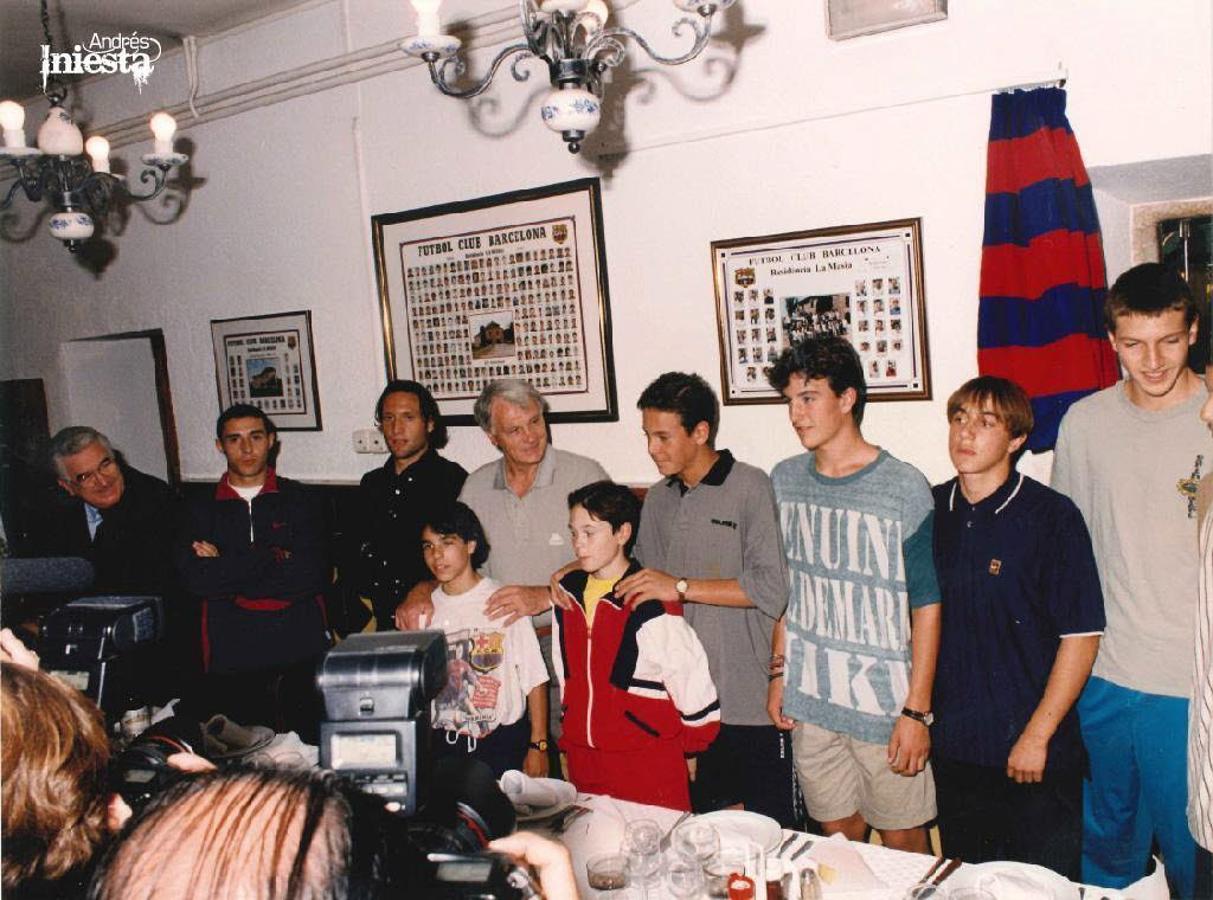 Bobby Robson como tutor. El británico acoge en la imagen a diversos jugadores de categorías inferiores del Barcelona, entre ellos Andres iniesta