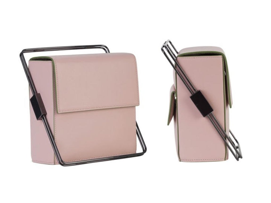 Lautem. Para las apasionadas de lo arquitectónico, el modelo 'I got the Rhythm' con el que causarán sensación. Declinado en un suave rosa palo, este bolso con carácter será perfecto para cualquier ocasión. (Precio: 766 euros)