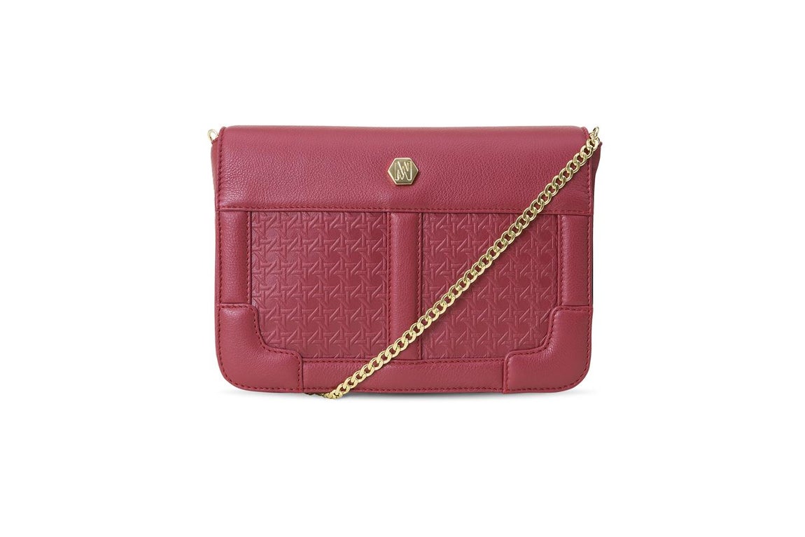 Magalie. Modelo G40 de su nueva línea de bolsos Duality Evolution, en color rojo. (C.P.V.)