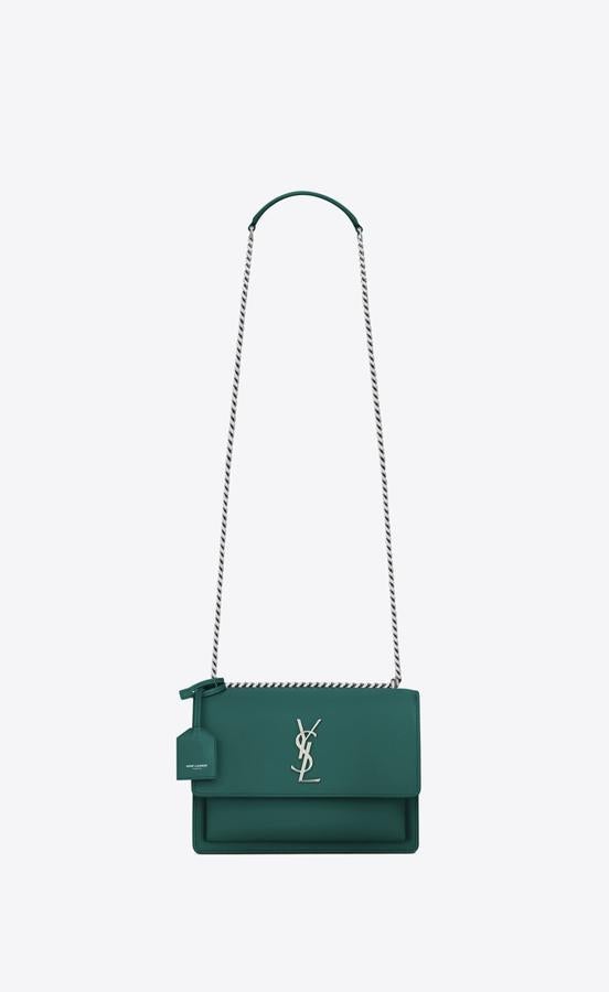 Saint Laurent. Modelo Medium Sunset en color verde agua con cadena y logo metalizado. (Precio: 1.790 euros)