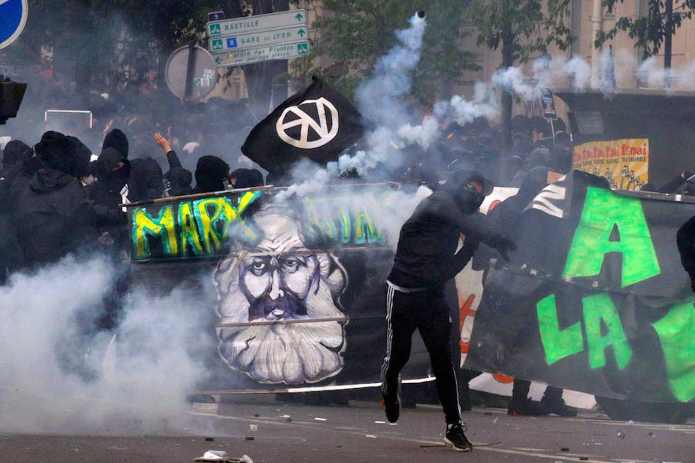 Las espectaculares imágenes de los disturbios en París por el Primero de Mayo. 