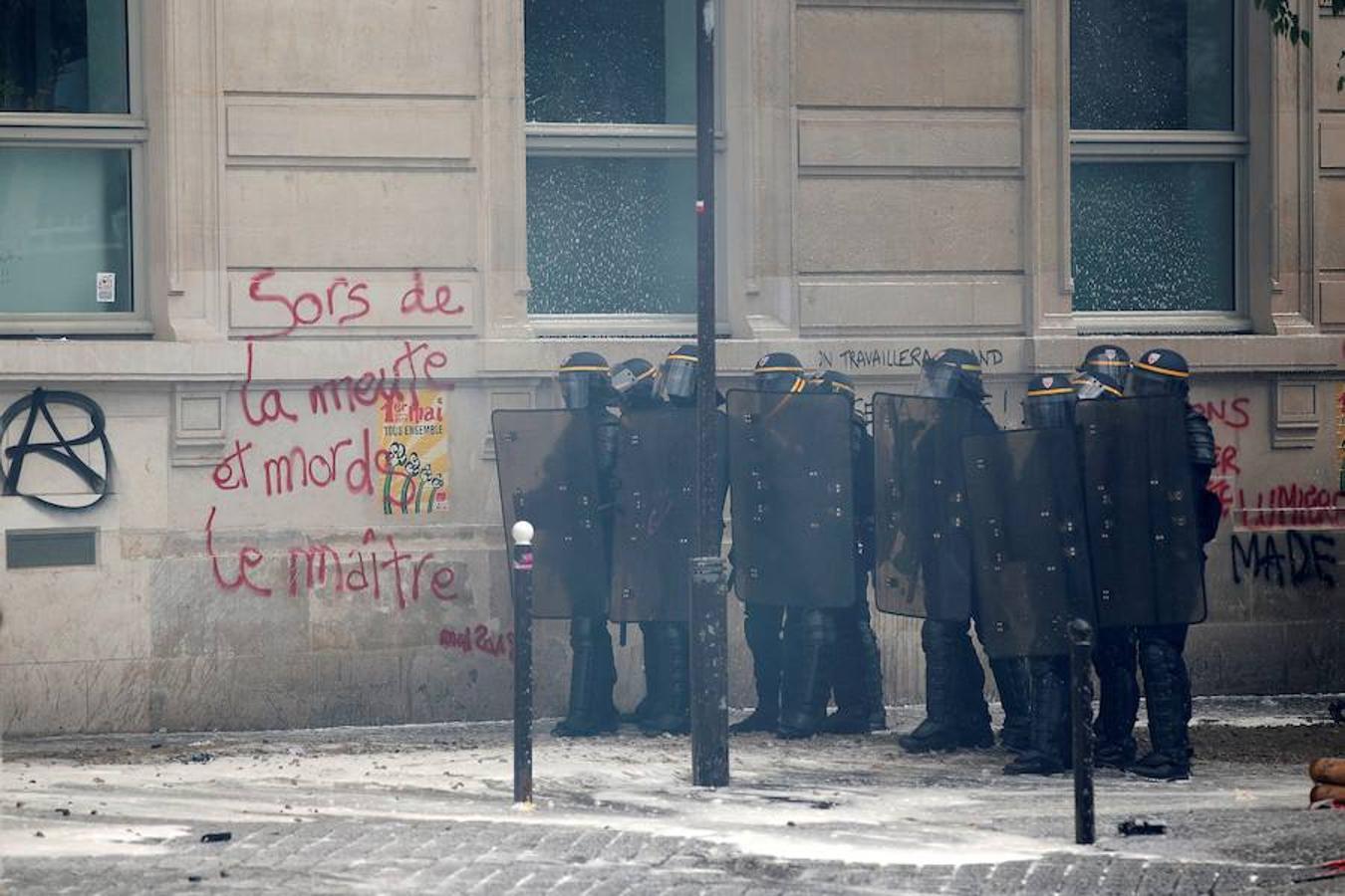 Las espectaculares imágenes de los disturbios en París por el Primero de Mayo. 