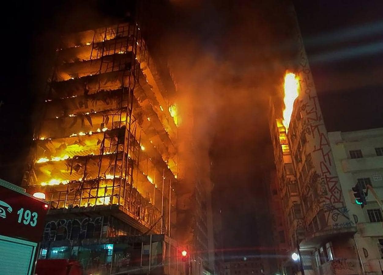 Al menos un muerto tras el derrumbe de un edificio de 24 plantas incendiado en Sao Paulo