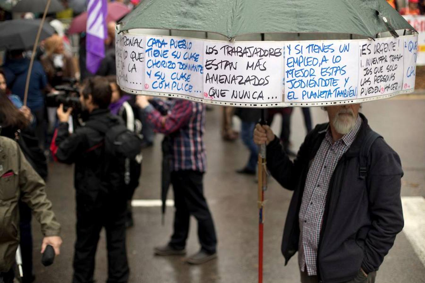 Un manifestante, en la manifestación del Primero de Mayo en Barcelona. 
