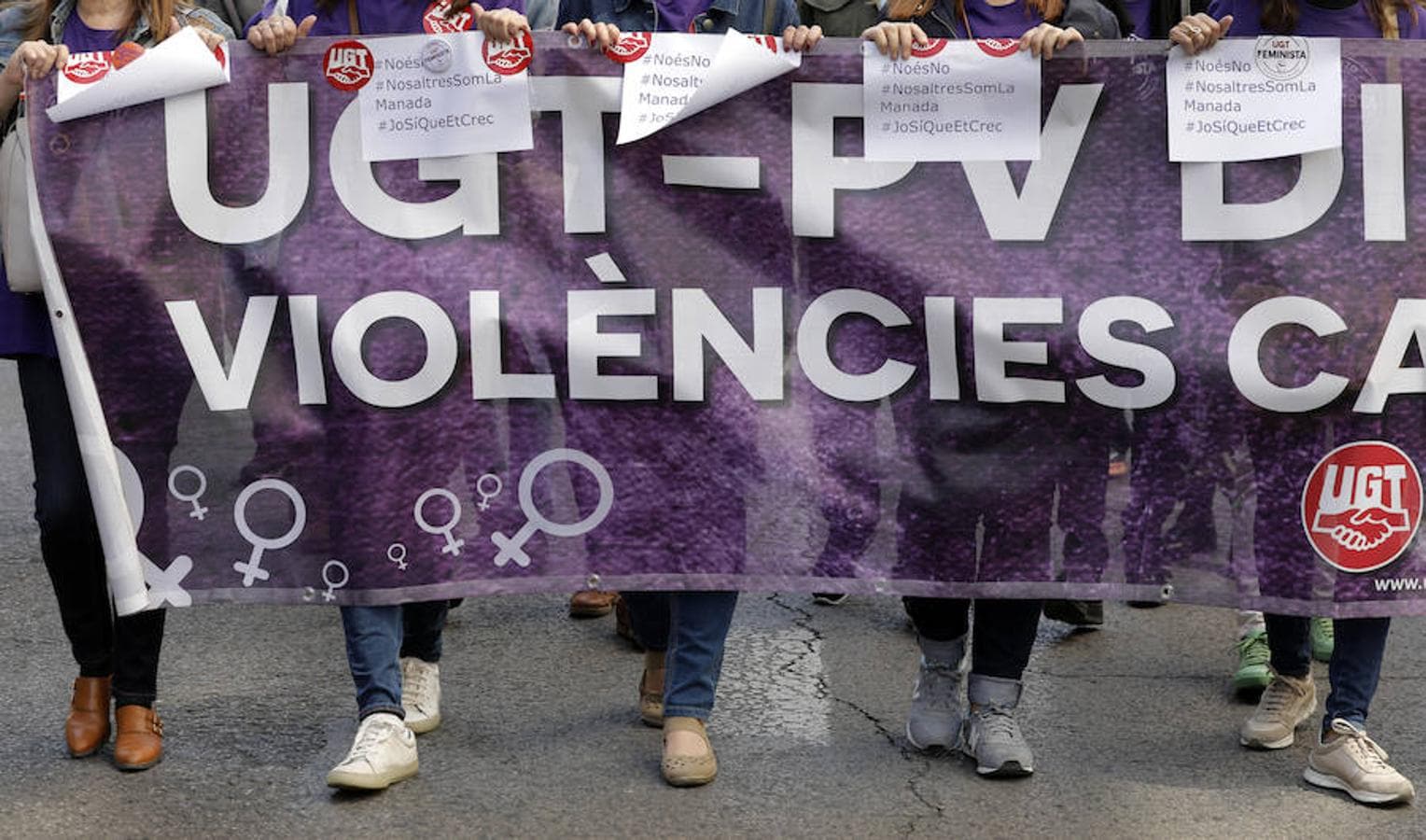 Varias mujeres con lemas en contra de la sentencia a «La Manada» durante la manifestación del Primero de Mayo en Valencia. 