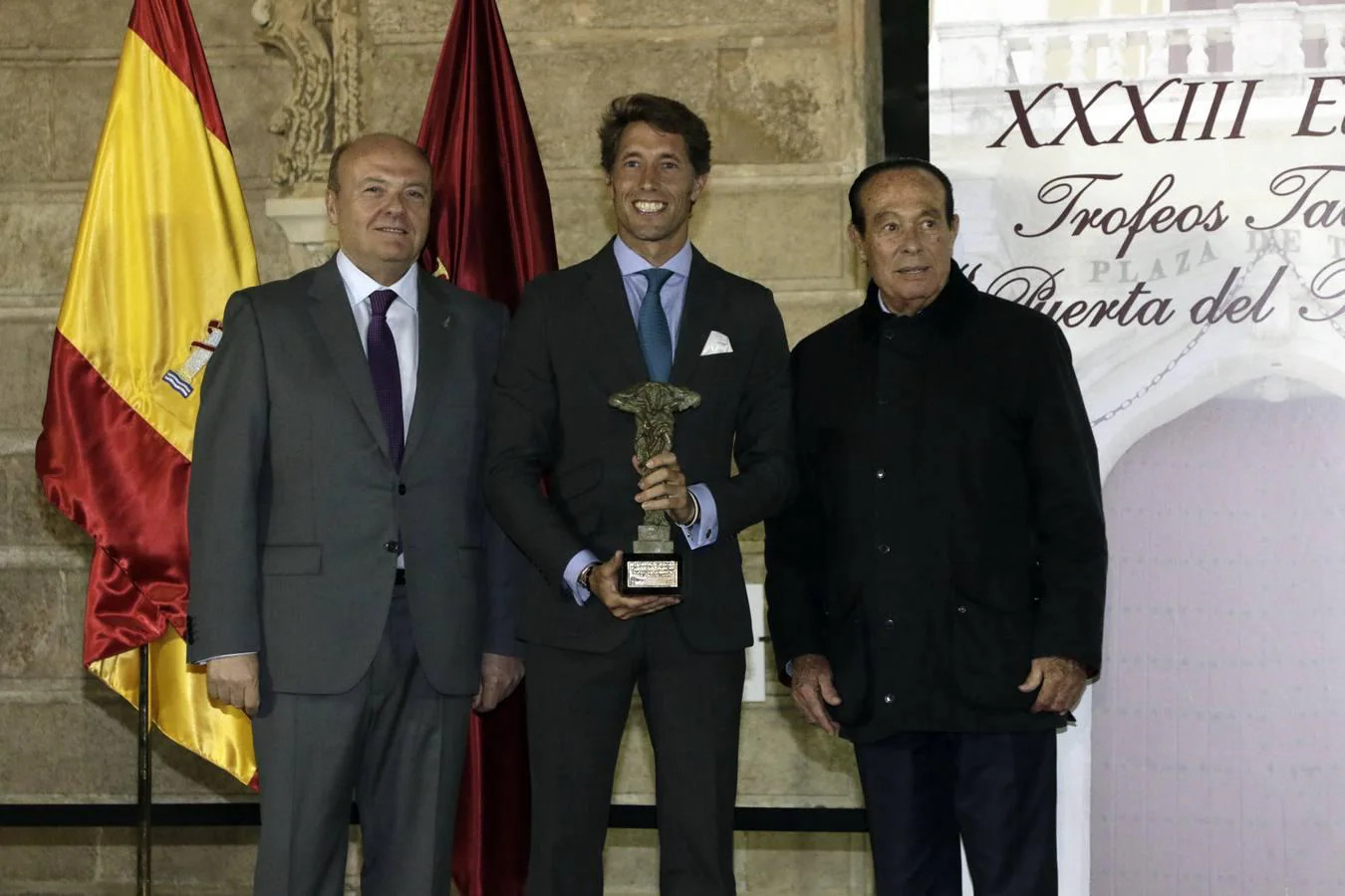 Manuel Escribano recogió el Trofeo Curro Romero al mejor toreo de capa