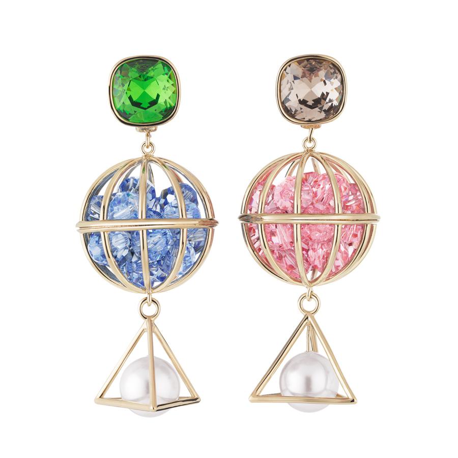 Pendientes Nostalgia. Los diseños de esta colección de Mary Katrantzou son perfectos para lucir a la llegada del buen tiempo. Se trata de coloridas formas geomértricas con adornos de cristal. Estos pendientes tienen una estructura de oro y, en su parte central, destaca una esfera rellena con múltiples cristales de la casa. Precio: rondan los 500 euros