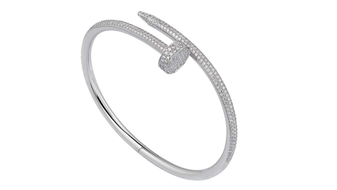 Brazalete Juste un Clou. El primer brazalete clavo se diseñó en Nueva York en la década de 1970. Es moderno, lujoso y audaz y resalta la belleza de los objetos cotidianos. Está hecho en oro blanco de 18 quilates y lleva engastados 374 diamantes de talla brillante. 45.800 euros