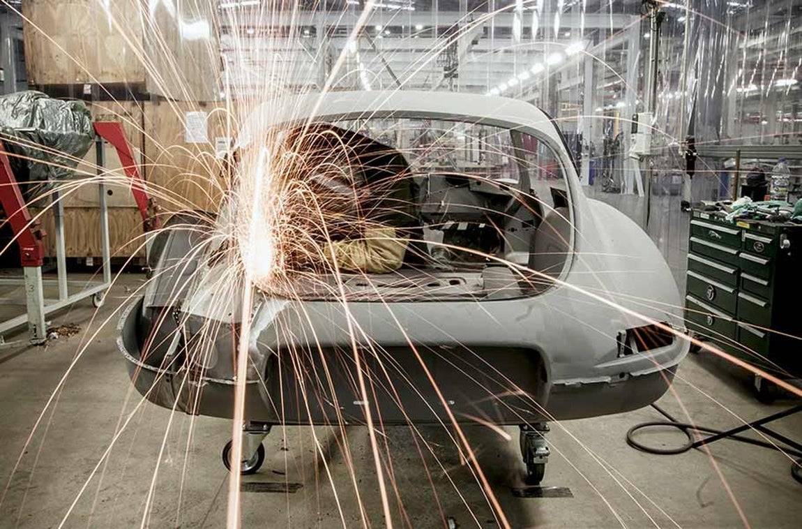 Jaguar E- Type Reborn. Lo hacen en la sede central de Jaguar Land Rover Classic Works, en Conventry, donde se aúna lo último en tecnología y las técnicas de artesanía tradicional para restaurar los E-Type que llegan a ellos. En muchos casos, esta restauración supone sustituir sus asientos de cuero, su volante de madera o su motor 6 cilindros de 3,8 litros, que ofrece 265 CV a 5.500 rpm, por otro similares, manteniendo así todas sus especificaciones, como su velocidad máxima de 240 km/h o su aceleración, de 0 a 100, en 6,9 segundos