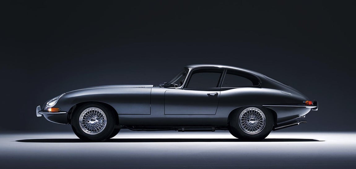 Jaguar E- Type Reborn. Hasta 1975, se fabricaron cerca de 80.000 unidades de este Jaguar, en sus versiones roadster y coupé, de las que más de la mitad fueron destinadas al mercado americano, con el nombre de XK-E. Ahora, la marca está haciéndose con esos vehículos originales, de entre 43 y 57 años, para restaurarlos a su especificación original exacta y volver a venderlos bajo el nombre de Jaguar E-Type Reborn. El renacido