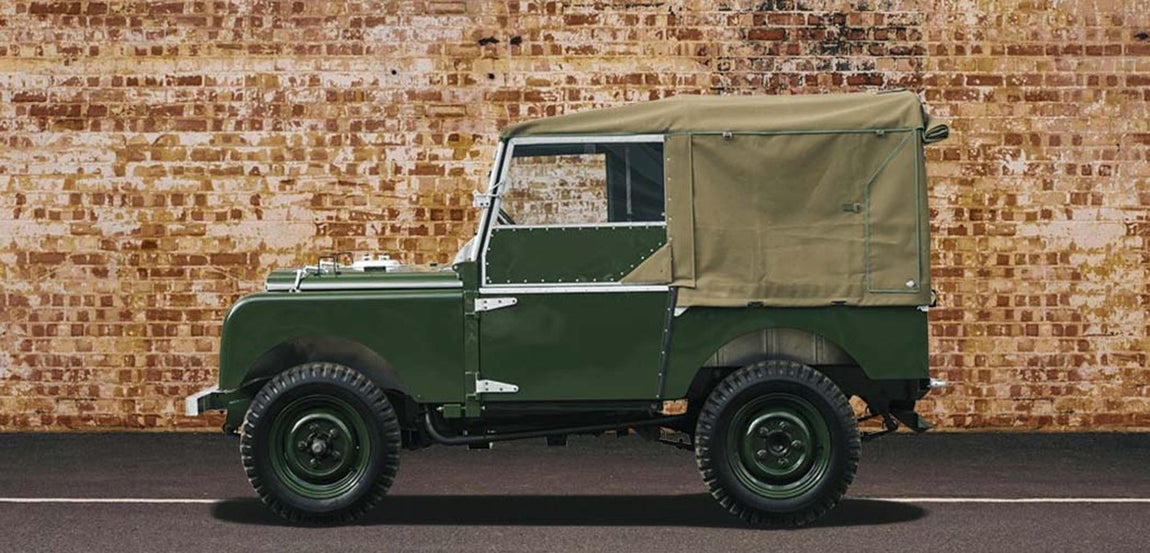 Land Rover Serie I. Lo hace, además, con los mismos métodos que se emplearon en su nacimiento, con materiales de la época, componentes originales de la marca y respetando las especificaciones de antaño, como su motor de casi 50 CV y 1,6 litro
s y de 135 CV y 3,5 litros en sus primeras producciones, respectivamente