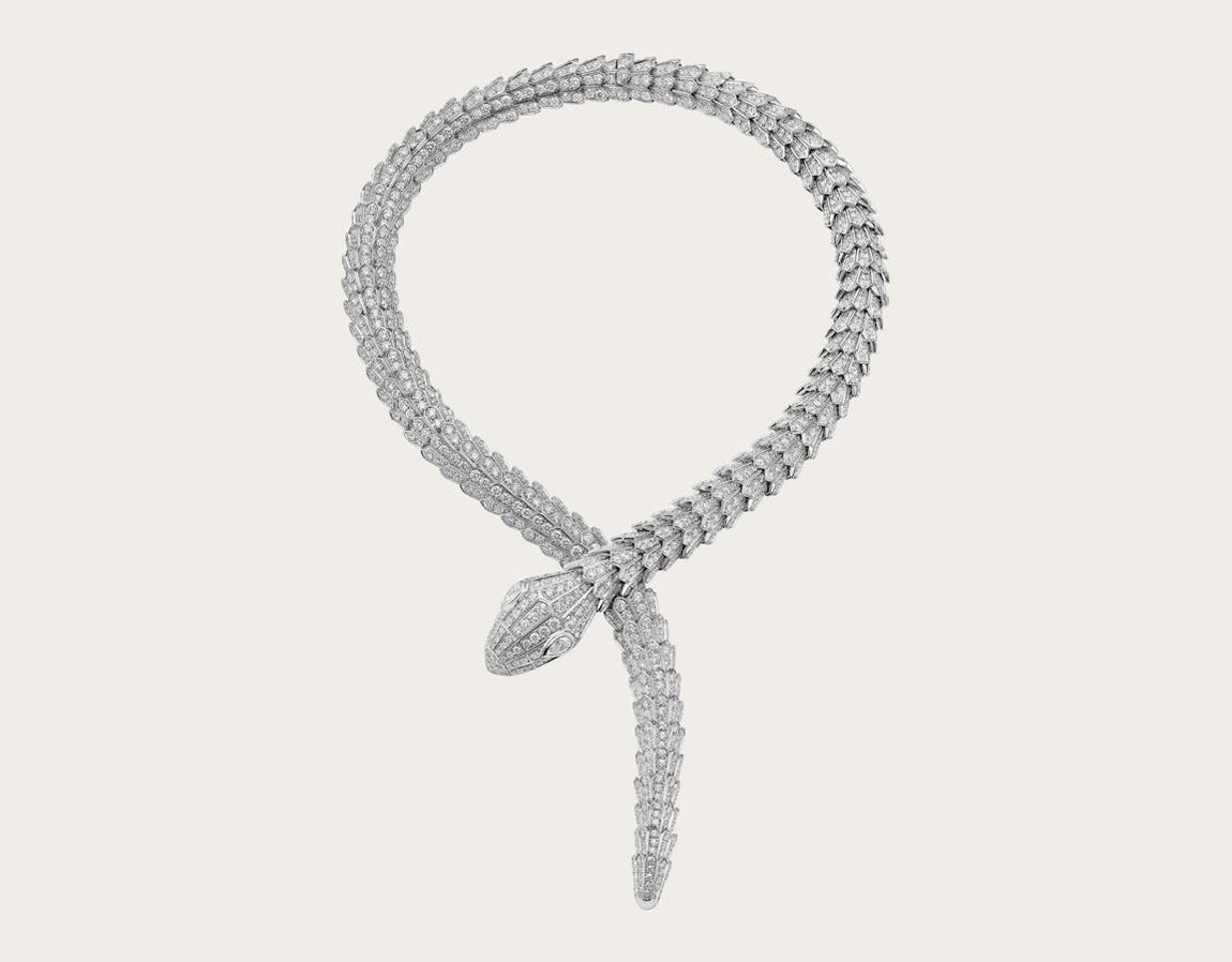 Collar Serpenti. La firma italiana busca inmortalizar el poder de la seducción en esta joya en la que una serpiente se enrosca alrededor del cuello.  Su cuerpo y escamas son de oro blanco y sus ojos dos diamantes en forma de pera. Su precio ronda los 100.000 euros