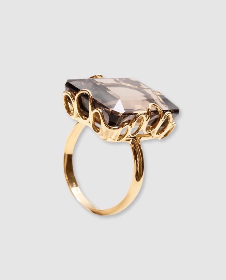 Anillo Rock. Está hecho en oro de 18 kts con un cuarzo ahumado engastado en los óvalos que forman el logotipo de la marca. Precio: 1.250 euros