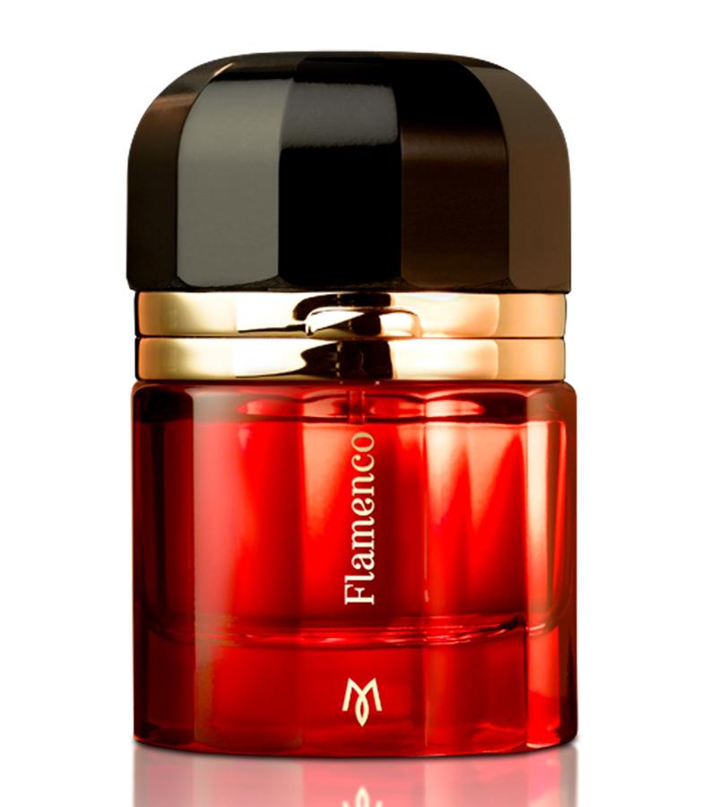 Visceral: Flamenco. Es una de las fragancias más seductoras. Está hecha con una poderosa mezcla de azahar y rosas españolas y búlgaras. Para aportarle duración al aroma lleva madera de ciprés y cedro. Estas notas hacen un guiño a un elemento imprescindible en el Flamenco: la madera. Para insertar un matiz sanguineo y pasional caben las frutas rojas como la fresa y la frambuesa. Precio: 211 euros
