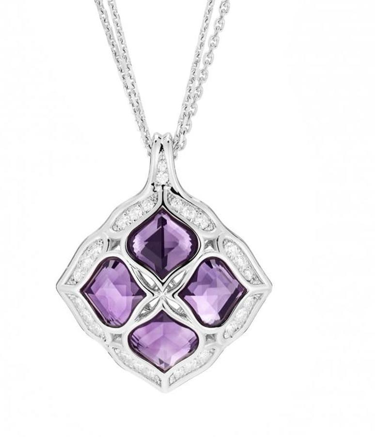 Colgante Imperiale. Esta pieza es tan femenina como elegante, se inspira en los bordados antiguos de la época imperial. El colgante está fabricado en oro blanco de 18 quilates realzados con cuatro amatistas. Precio: 9.220 euros