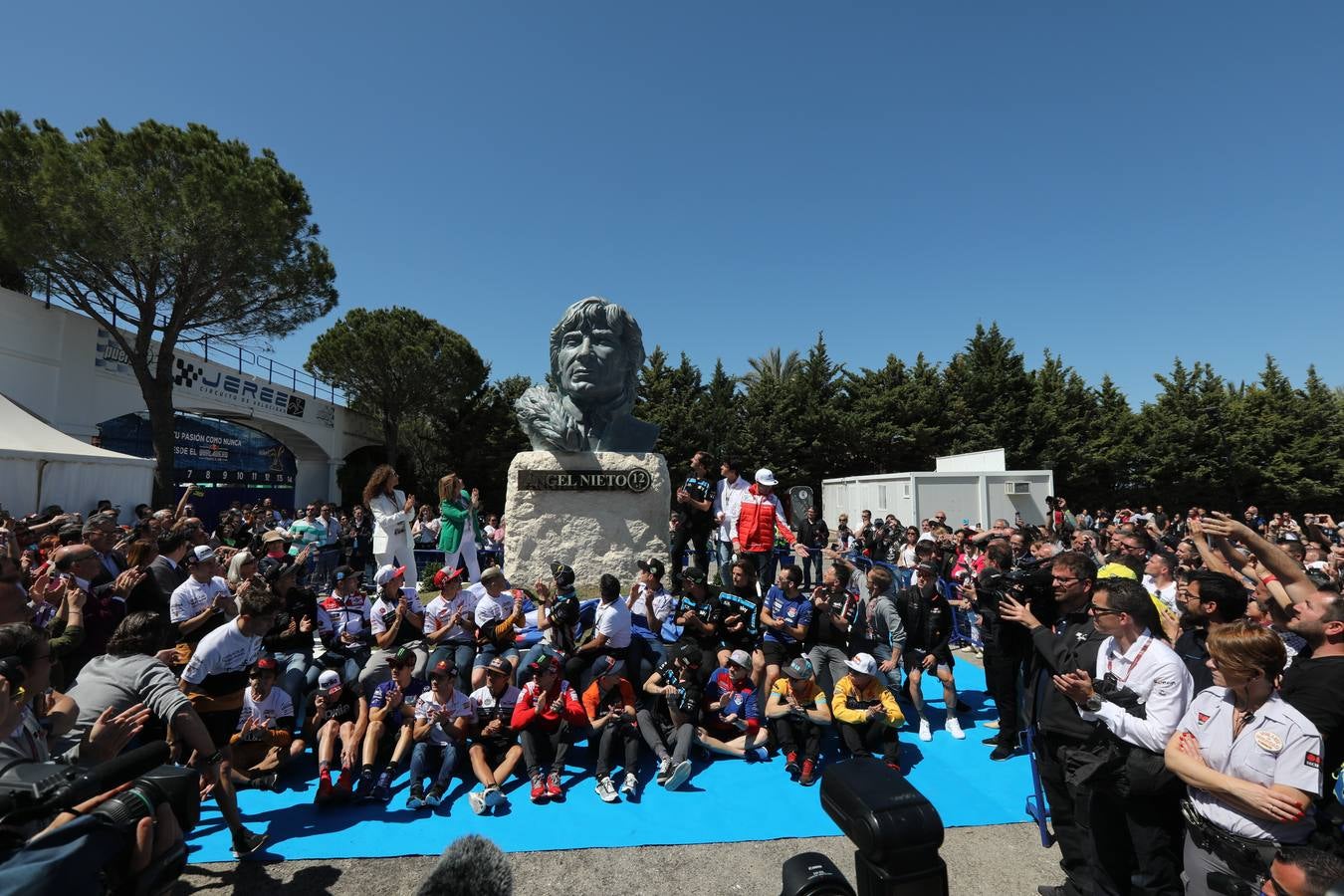 IMÁGENES de la nueva escultura del Circuito de Jerez en recuerdo de Ángel Nieto