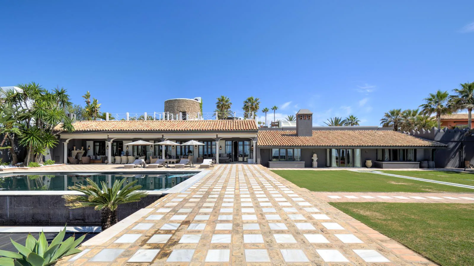 Villa en Los Monteros. La otra vivienda a ras de mar que está a la venta en Los Monteros tiene un suntuoso pasillo que conecta la puerta de entrada a la mansión con la playa