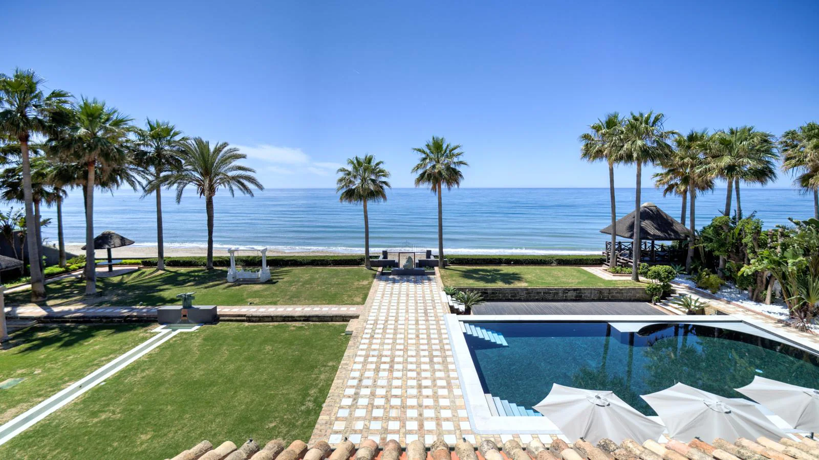Villa en Los Monteros. El exterior de la mansión es un entorno paradisíaco con jardines tropicales, piscina, gazebo balinés y barbacoa-comedor. El principal encanto de la propiedad: su pasillo de piedra hasta el mar. Está a la venta por 17.000.000 de euros