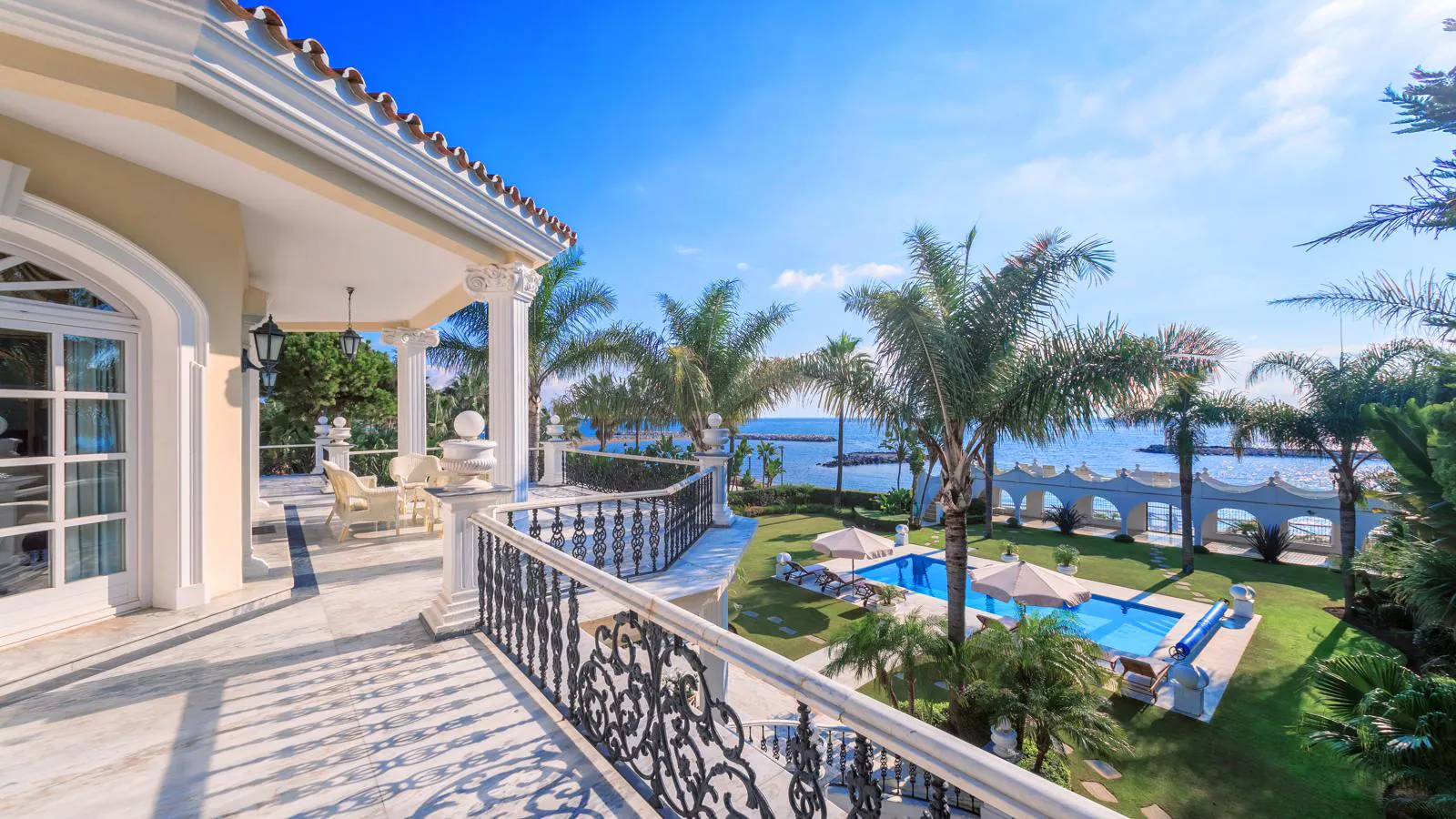 Villa El Martinete. La casa está construída sobre una finca de más de 4.000 m2. Además de la vivienda principal hay dos casas de invitados, una piscina exterior, hermosos espacios ajardinados y playa privada