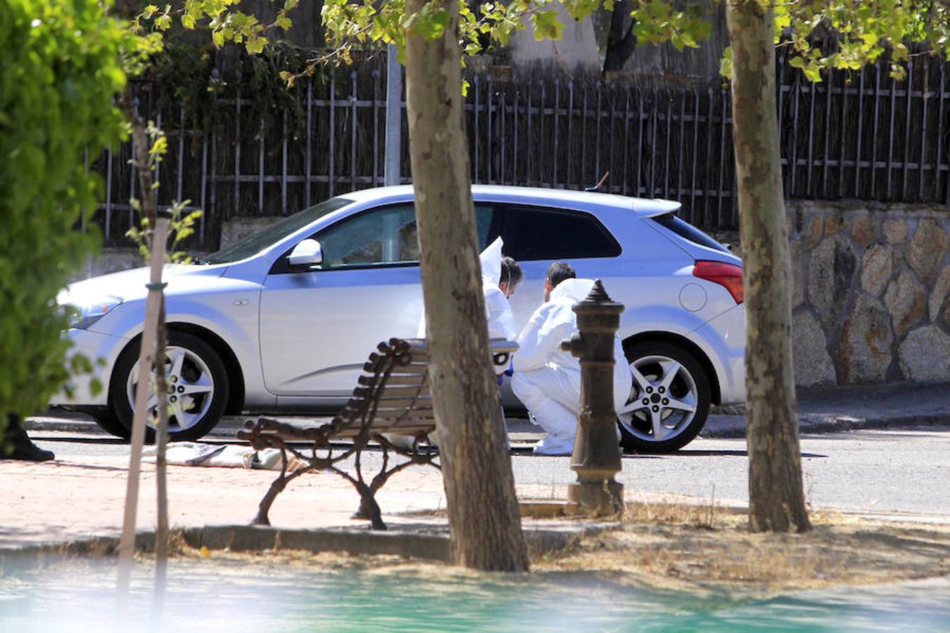 Dos agentes de la Guardia Civil inspecciona el vehículo que conducía Mercedes