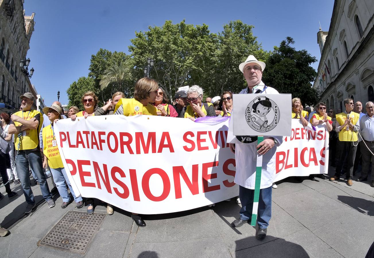 En imágenes, la manifestación por las pensiones en Sevilla
