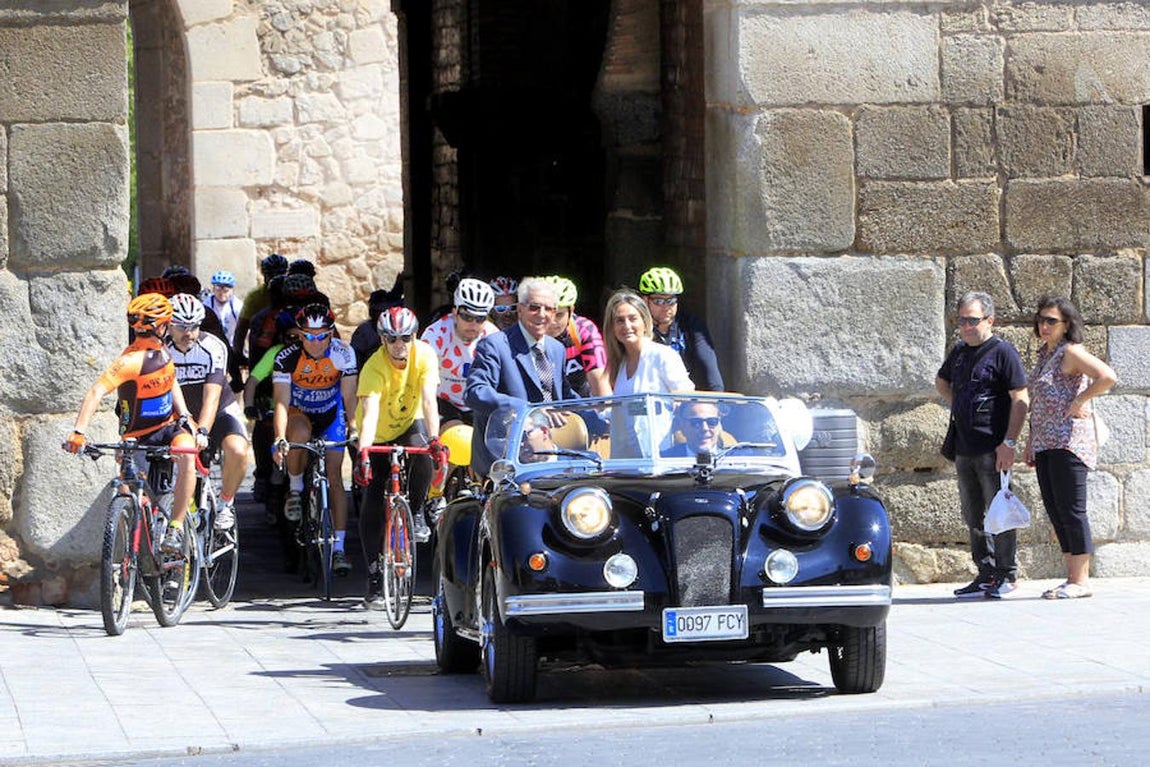 El coche descapotable con Bahamontes y la alcaldesa de Toledo pasa por el interior de la puerta de Bisagra
