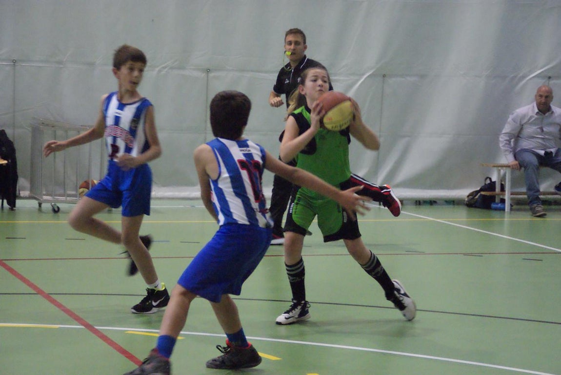 Las mejores imágenes del partido de baloncesto alevín masculino entre Ntra. Sra. Recuerdo y Sagrada Familia Jorge Juan