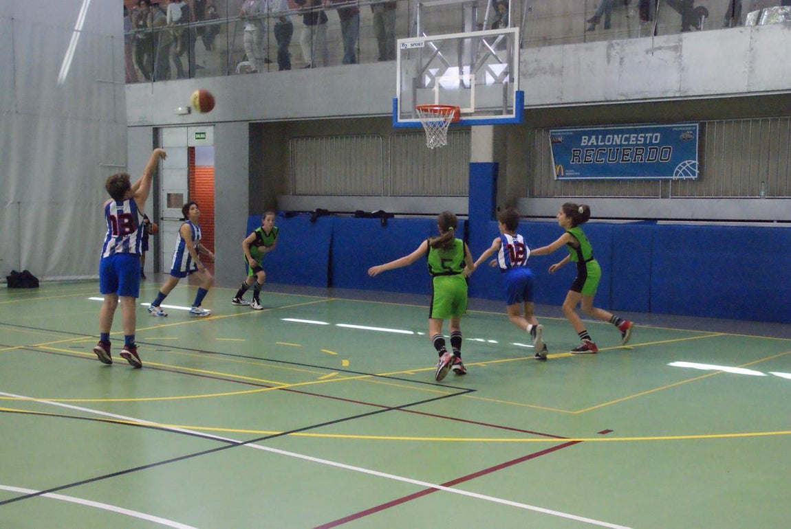 Las mejores imágenes del partido de baloncesto alevín masculino entre Ntra. Sra. Recuerdo y Sagrada Familia Jorge Juan