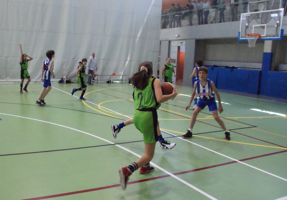 Las mejores imágenes del partido de baloncesto alevín masculino entre Ntra. Sra. Recuerdo y Sagrada Familia Jorge Juan