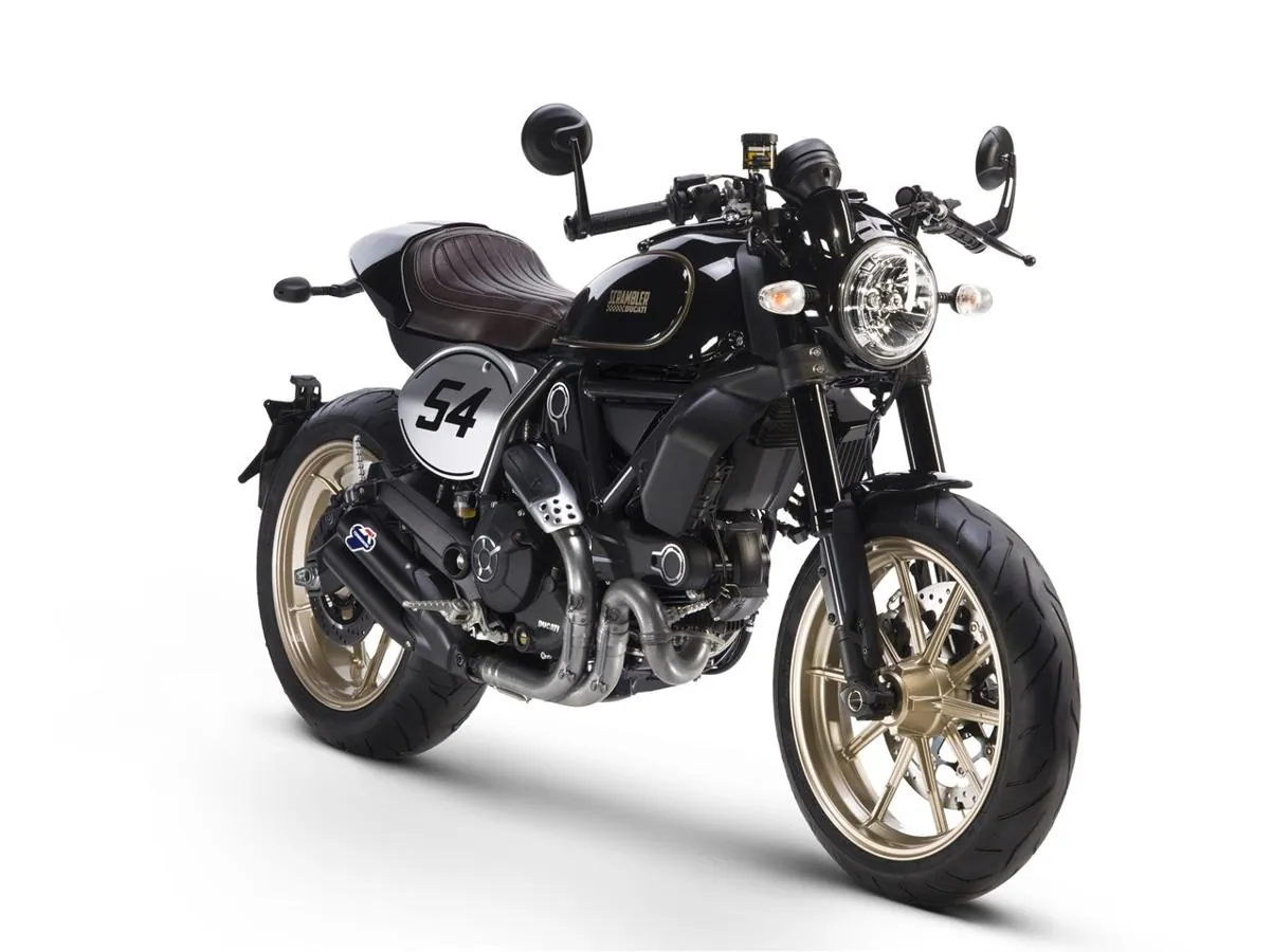 Ducati Scrambler Café Race. Esta motocicleta está enfocada para su uso en carretera y es llamativa por su color negro piano con detalles dorados, incluyendo las llantas