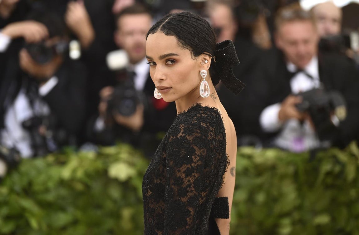 Zoe Kravitz. Lolawoolf rompió su riguroso luto con unos impresionantes pendientes de Lorraine Schwartz