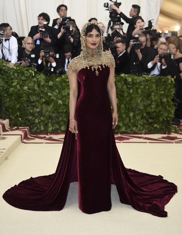 Priyanka Chopra. La modelo india se unió a la moda del rosario. Fue una de las más elegantes de la gala y sus numerosas joyas llevaban la firma de Cartier