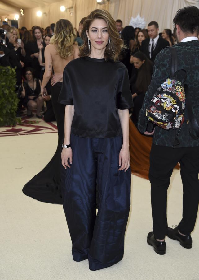 Sofía Coppola. Uno de los estilismos más discretos de la celebración. Sus pendientes de Cartier ponían a su look una nota de glamour