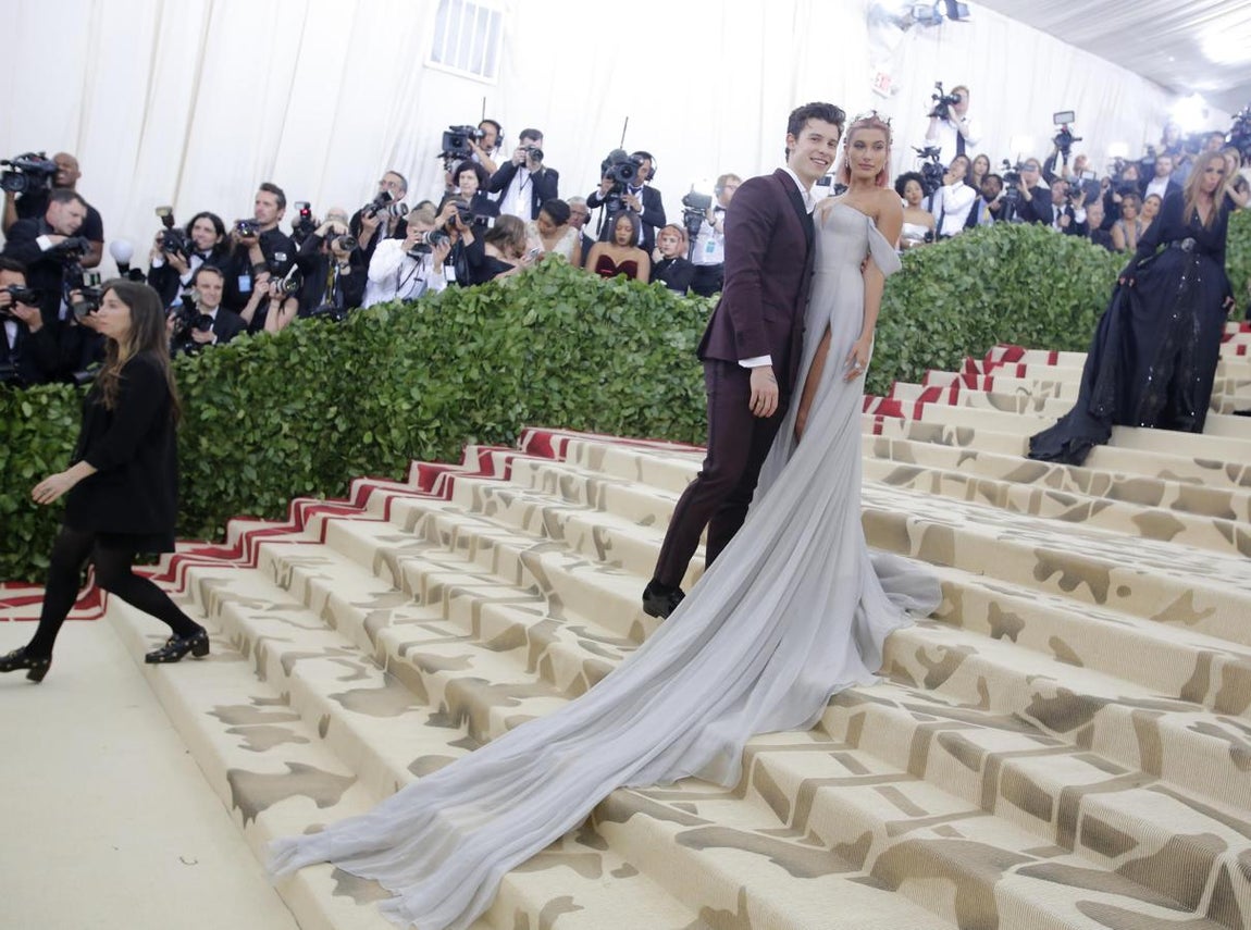Shawn Mendes y Hailey Baldwin. 