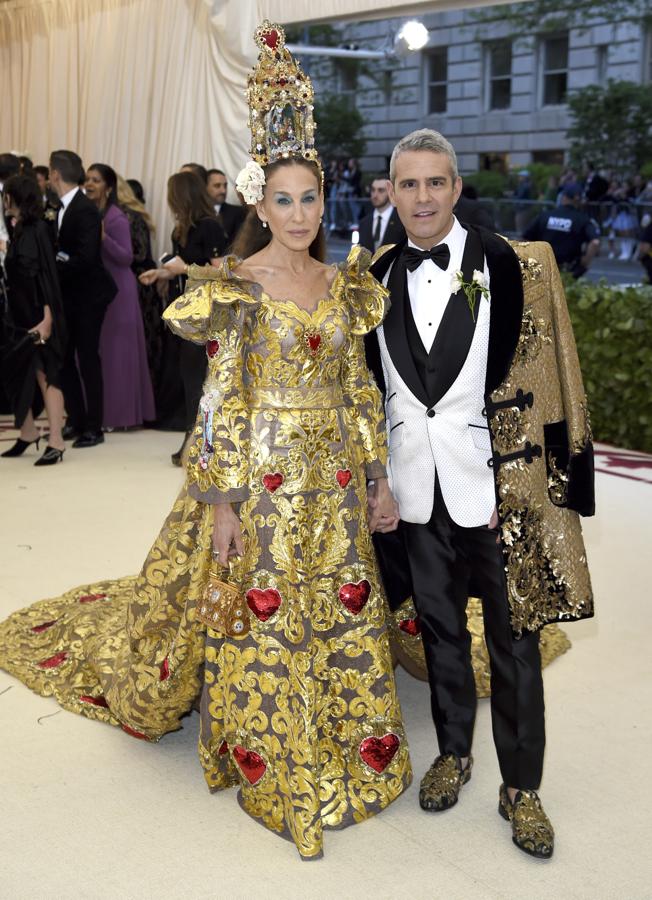 Andy Cohen. El presentador posó junto a Sarah Jessica PArker, ambos con el dorado como protagonista y de Dolce &amp; Gabbana Alta Costura.