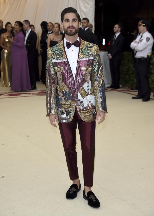 Darren Criss. Siguiendo con el 'dress code' católico de la cita, el cantante y actor eligió una original americana de Dolce &amp; Gabbana con estampado de mosaico con motivos religiosos en lentejuelas.