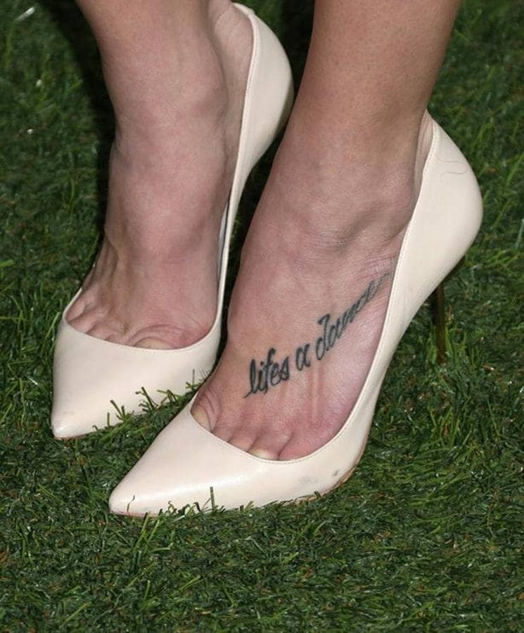 Ashley Greene. La actriz se tatuó en su pie la frase «Lifes a dance», a la cual le falta un apóstrofe «Life´s a dance», lo que vendría a ser «La vida es un baile»